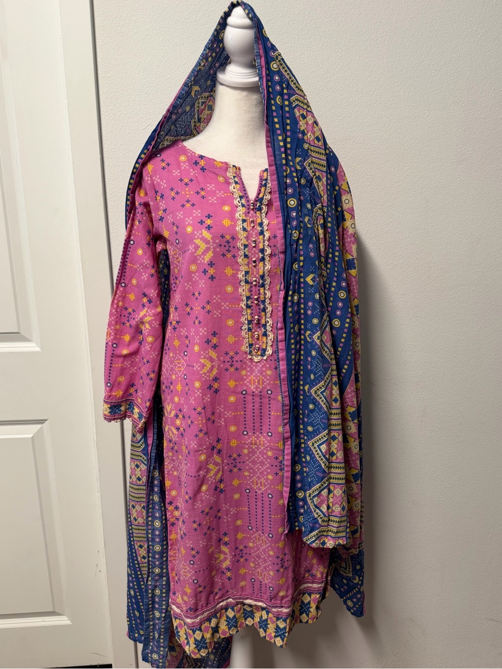 Bonanza Satrangi Pret 3-Piece Pink Winter Pakistani Suit Size 8